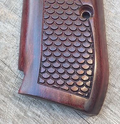 wood grips with u-style checkering